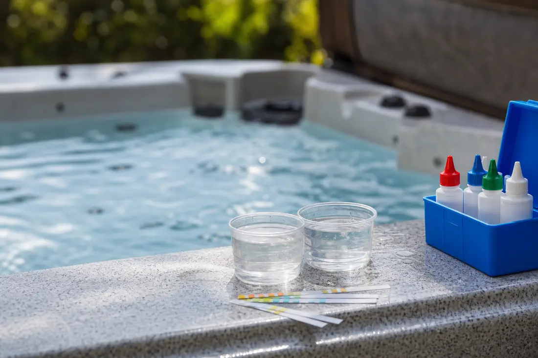 Exemple : test bandelettes qualité d'eau de spa, illustration entretien filtration