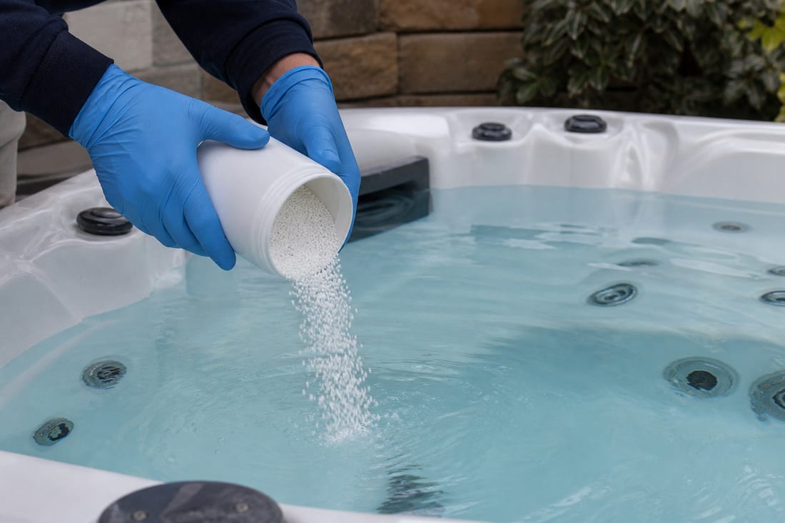 Exemple : ajout de produit désinfectant dans l'eau du spa